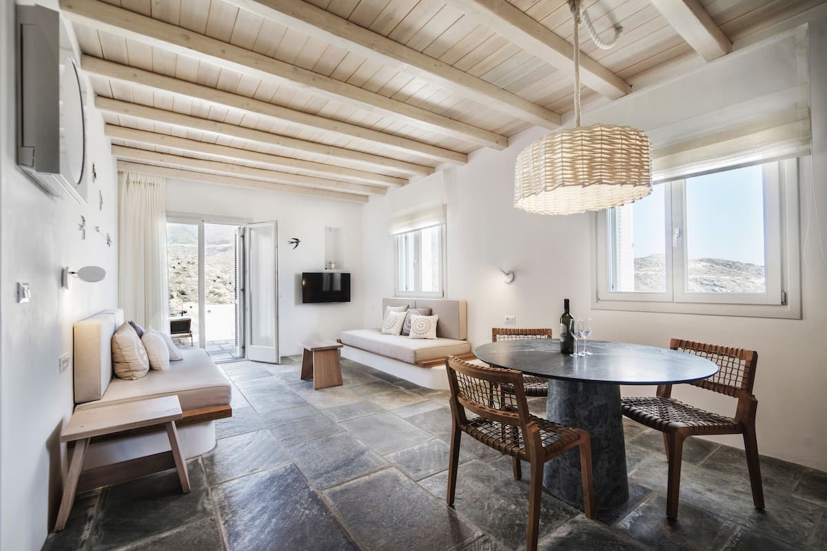 Suite Deluxe, alberca privada, vista al mar | Caja de seguridad en la habitación, escritorio y insonorización
