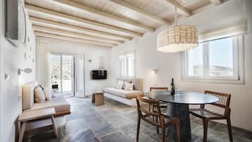 Suite Deluxe, piscine privée, vue mer | Coffres-forts dans les chambres, bureau, chambres insonorisées