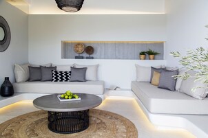 Suite superior, piscina privada, vistas al mar | Caja fuerte, escritorio, sistema de insonorización