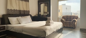 Family Suite | In-room safe, soundproofing, iron/ironing board, free WiFi