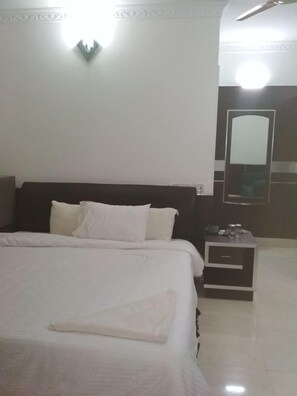 Deluxe Room | In-room safe, soundproofing, iron/ironing board, free WiFi - Sai Pavilion (Puttaparti)