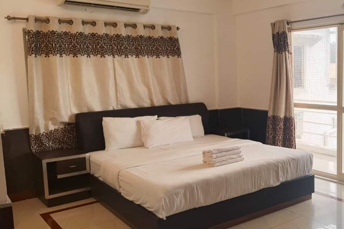 Penthouse, City View | In-room safe, soundproofing, iron/ironing board, free WiFi