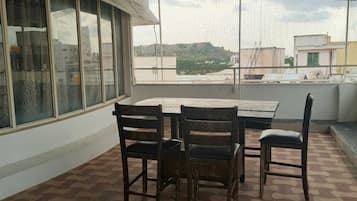 Penthouse, uitzicht op de stad | Een kluis op de kamer, geluiddichte muren, een strijkplank/strijkijzer