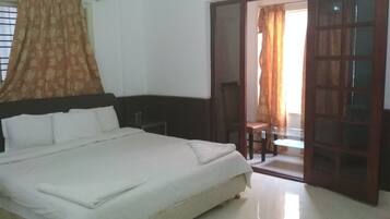 Deluxe Room | In-room safe, soundproofing, iron/ironing board, free WiFi