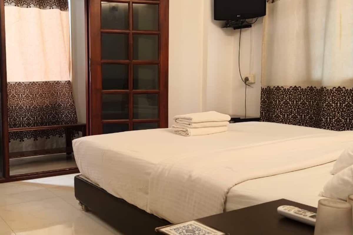 Deluxe Room | In-room safe, soundproofing, iron/ironing board, free WiFi