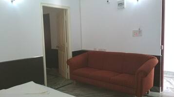 Deluxe Room | Living area | TV