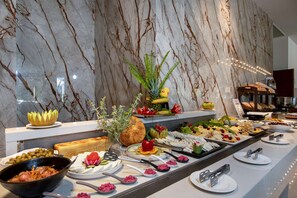 2 restaurantes; se sirve desayuno, almuerzo y cena