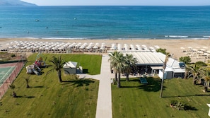 Ubicación cercana a la playa, submarinismo y bar en la playa