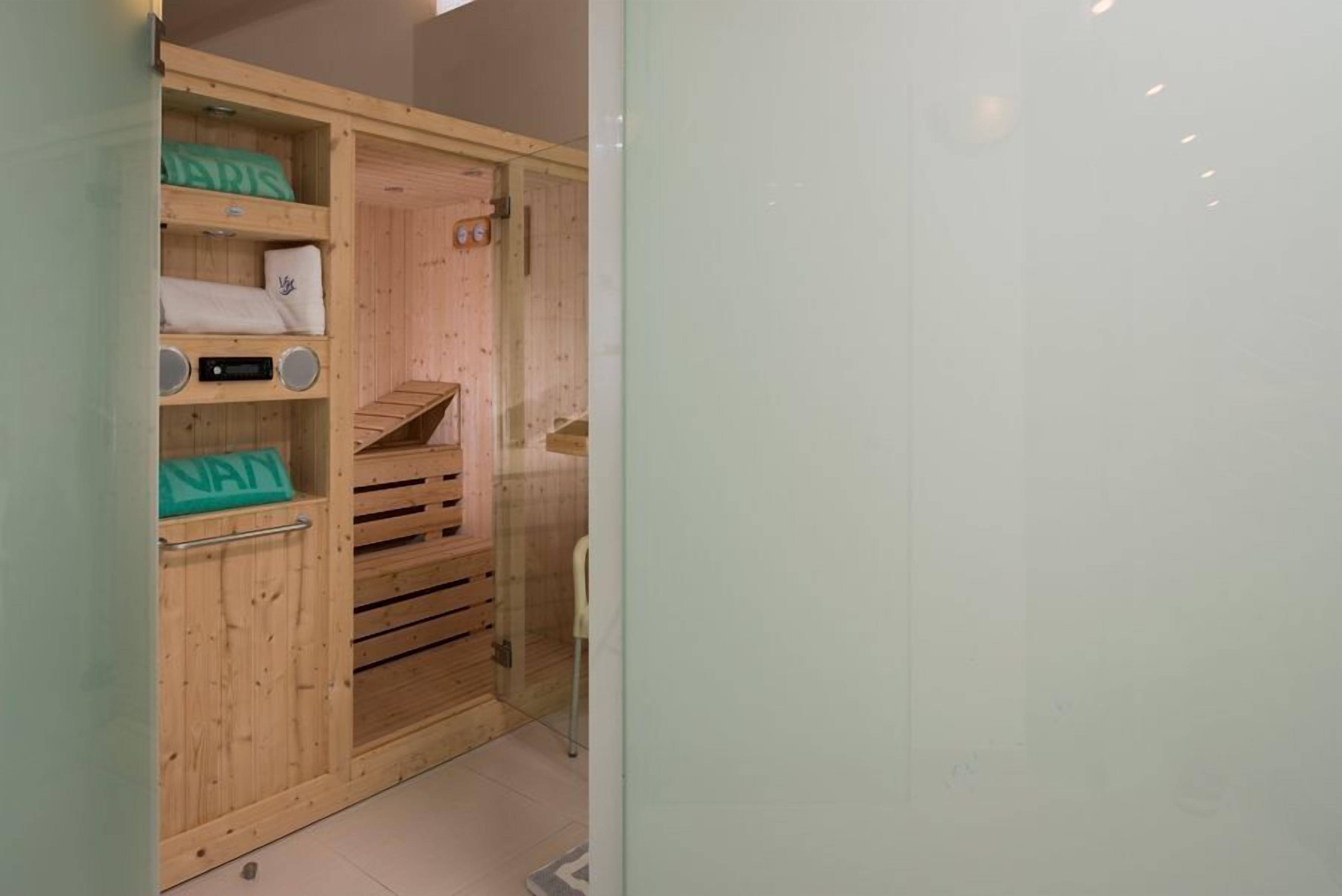 Sauna, ruang uap, dan 1 ruang perawatan