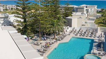 Piscine extérieure, parasols de plage, chaises longues