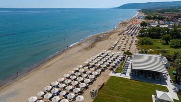 Una playa cerca, buceo, bar en la playa