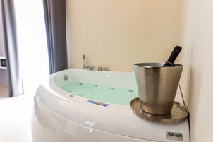 Camera Deluxe Matrimoniale con vasca idromassaggio | Minibar, caja fuerte, decoración individual y mobiliario individual