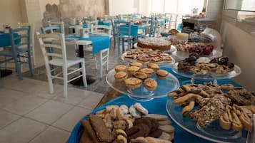 Petit déjeuner continental (10 EUR par personne)