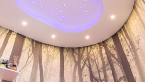 Een plafond met ronde lampen en inbouwverlichting.