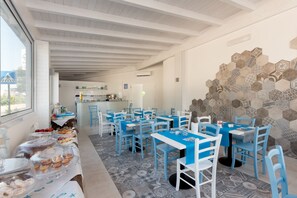 Daily continental breakfast (EUR 10 per person)