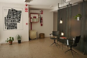 Lobby sitting area - Casa Jam Barcelona - Hostel (Barcelona)