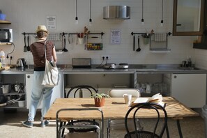 Fridge, microwave, stovetop, toaster - Casa Jam Barcelona - Hostel (Barcelona)