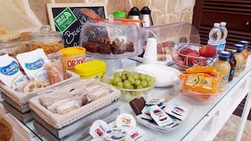 Daily continental breakfast (EUR 3 per person)