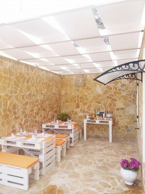 Petit déjeuner continental (3 EUR par personne)