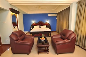 Standard Room, 1 Bedroom | Minibar, in-room safe, desk, free WiFi