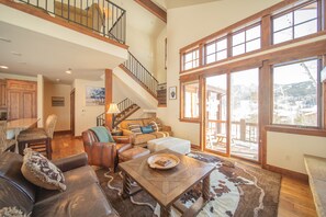 Premier-pientalo, 4 makuuhuonetta, poreamme, vuoristonäköala (Keystone Sanctuary 248) | Oleskelualue | Taulutelevisio, takka, DVD-soitin, lämmitetyt lattiat