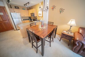 Design Condo, 1 Bedroom, Balcony, Resort View (Buffalo Lodge 8358) | Dining room