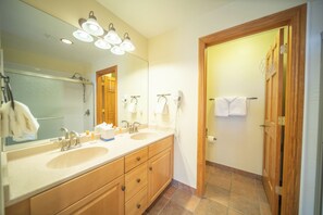 Exclusive Condo, 2 Bedrooms, Balcony, Mountain View (Hidden River Lodge 5979) | Bathroom | Hair dryer, towels