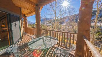 Condo exclusif, 2 chambres, balcon, vue sur la montagne (Hidden River Lodge 5979) | Balcon