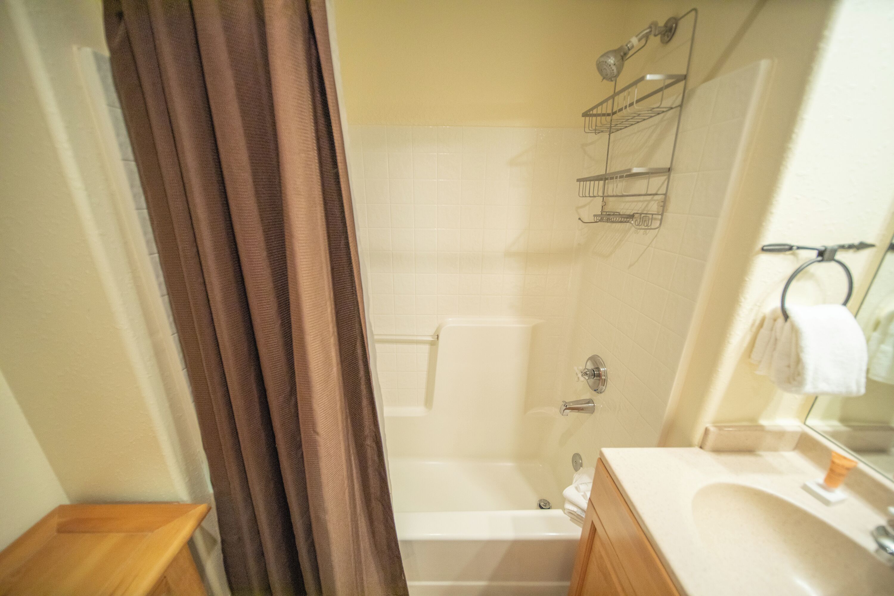 Un baño con bañera, inodoro, lavabo y zona de ducha.