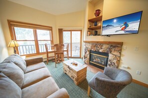 Exclusive-Apartment, 2 Schlafzimmer, Balkon, Bergblick (Hidden River Lodge 5979) | Wohnbereich | 42-Zoll-Flachbildfernseher mit Kabelempfang, Fernseher, Kamin