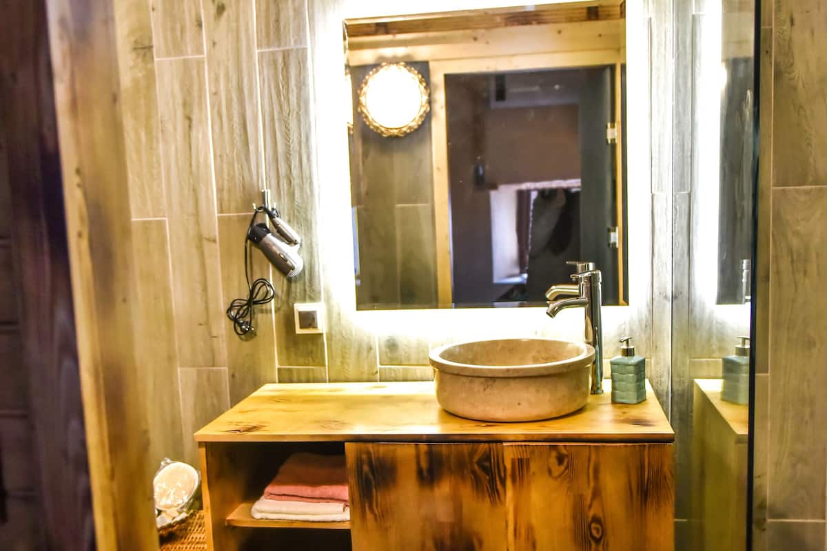shower, free toiletries, hair dryer, dressing gowns