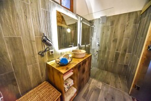 Dusche, kostenlose Toilettenartikel, Haartrockner, Bademäntel