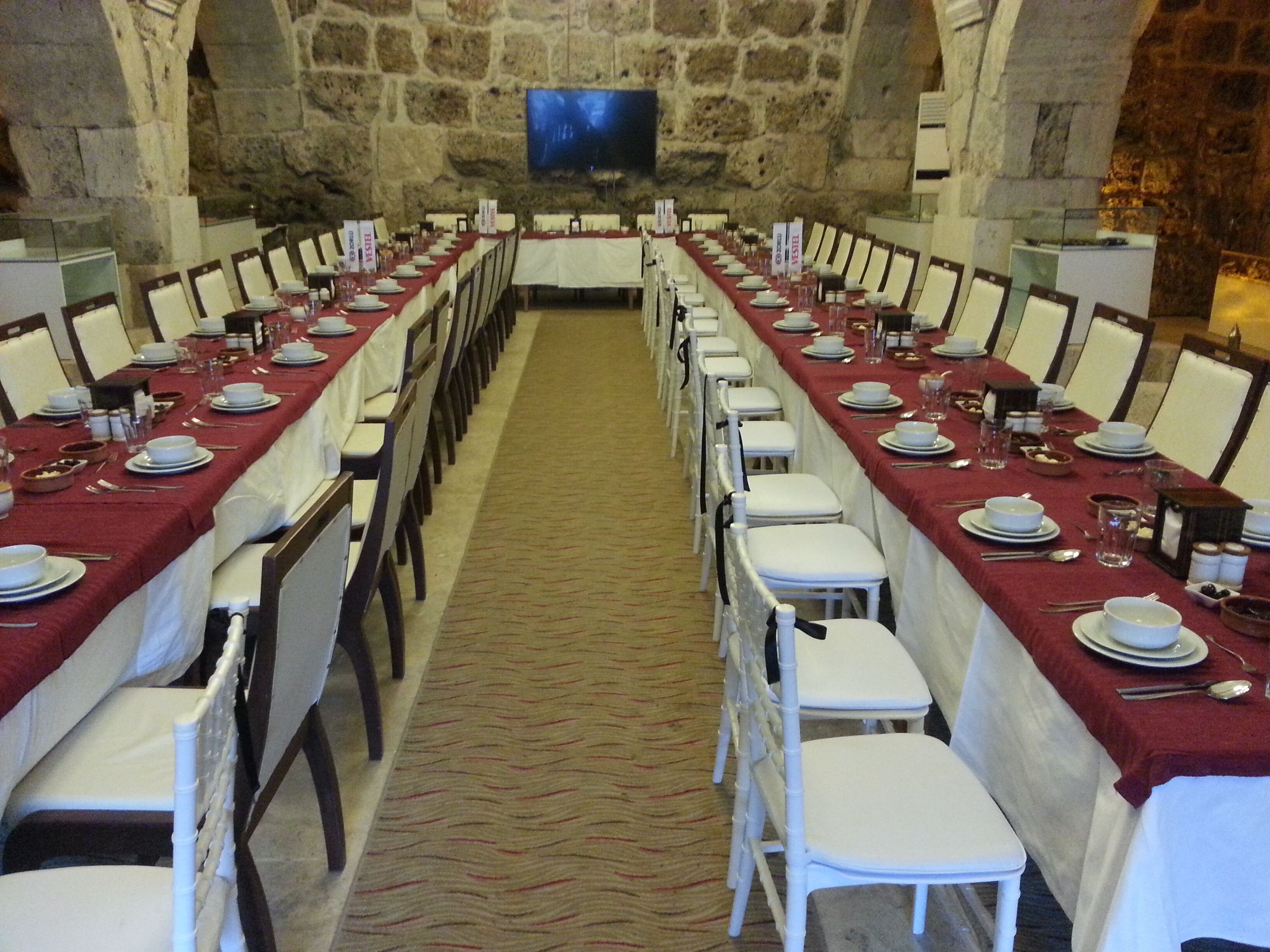 breakfast, lunch and dinner served