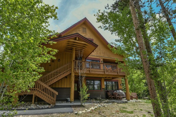 Design Townhome, 2 Bedrooms, Ensuite, Mountain View (Trappers Crossing 8753) | Exterior