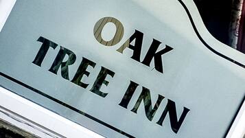Señal para Oak Tree Inn.