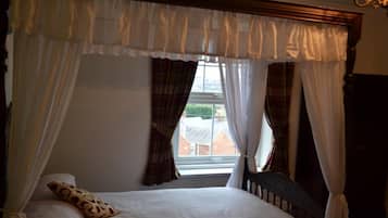 Honeymoon Suite | Desk, free WiFi