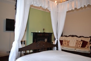 Honeymoon Suite | Desk, free WiFi - Oak Tree Inn (Stanley)