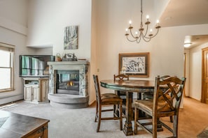 Condo premier, 2 quartos, acesso à piscina, vista para o resort (Jack Pine 8008) | Cozinha privada | Geladeira, micro-ondas, fogão, cooktop