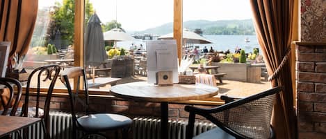 Petit déjeuner et déjeuner servis sur place, spécialités Cuisine locale