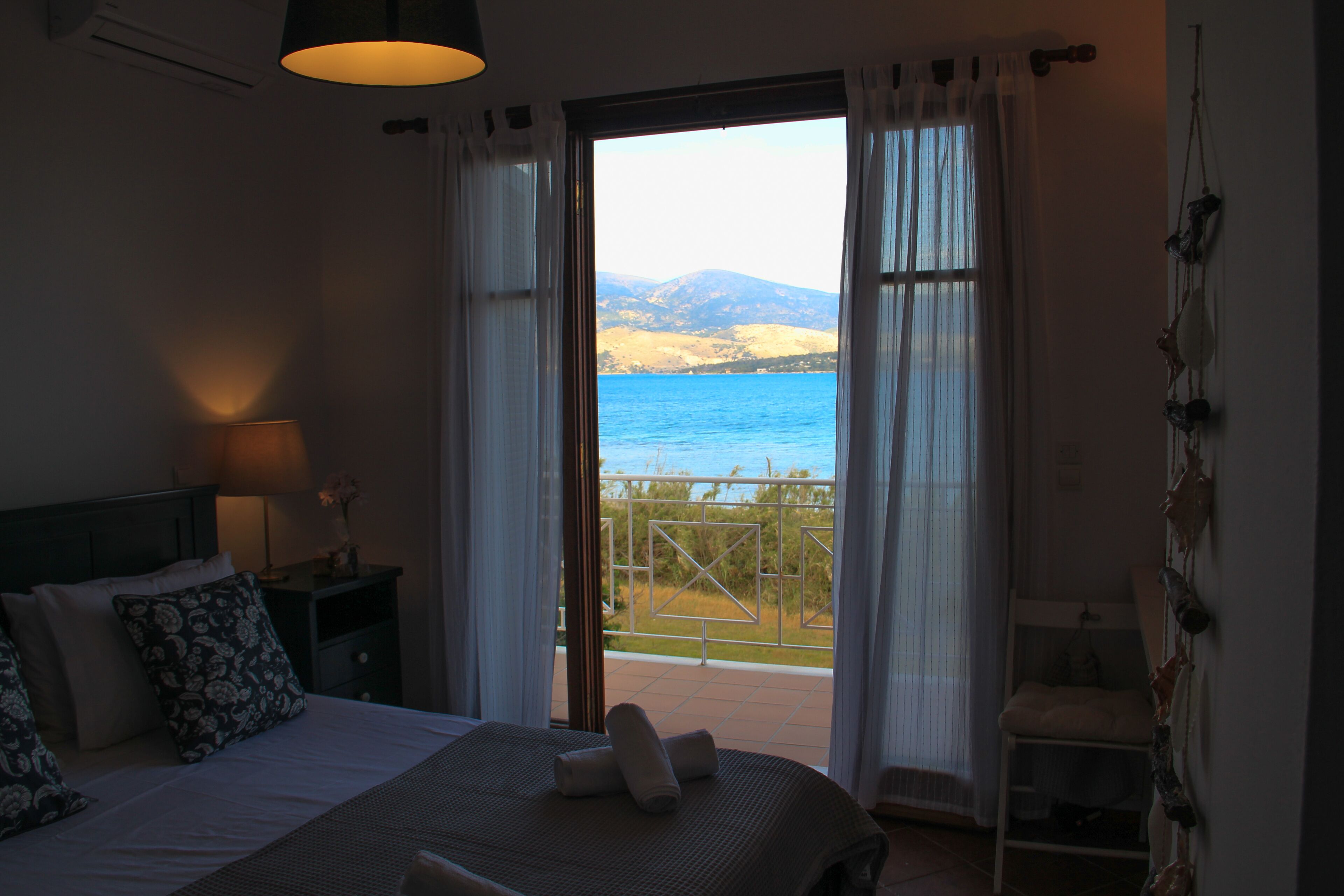 Premium bedding, in-room safe, laptop workspace, iron/ironing board