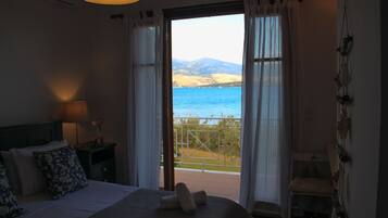 Premium bedding, in-room safe, laptop workspace, iron/ironing board