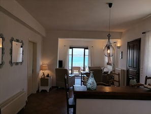 Maison, 2 chambres, vue mer, en front de plage (Aspasia) | Coin séjour | Cheminée, lecteur de DVD