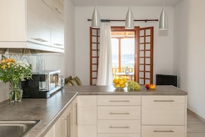 Maison, 3 chambres, vue mer, en front de plage (Alexandros) | Cuisine privée | Réfrigérateur, micro-ondes, four, plaque de cuisson