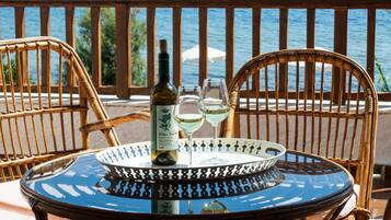 House, 3 Bedrooms, Sea View, Beachfront (Eleanna) | Balcony