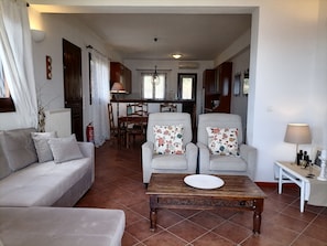 Ferienhaus, 2 Schlafzimmer, Meerblick, Strandnähe (Aspasia) | Wohnbereich | Kamin, DVD-Player