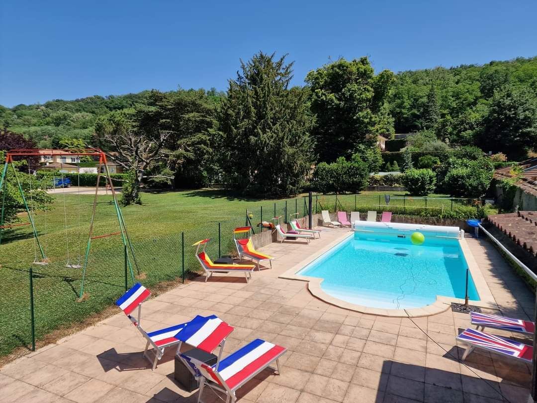 Seasonal outdoor pool, pool umbrellas, sun loungers