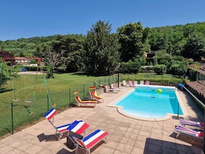 Seasonal outdoor pool, pool umbrellas, sun loungers - Le Relais Des Dames (Fleurieu-sur-Saône)