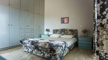 Basic Apartment, Bay View | Soundproofing, free WiFi, bed sheets