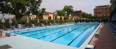 Piscine extérieure (ouverte en saison)