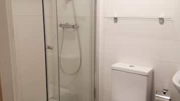 Shower, pengering rambut, handuk, dan tisu toilet